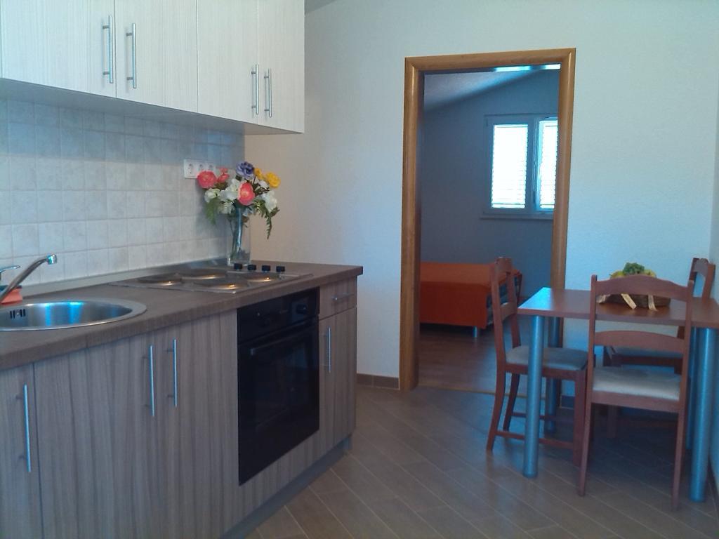 Apartments Batarilo Gornji Karin Rum bild