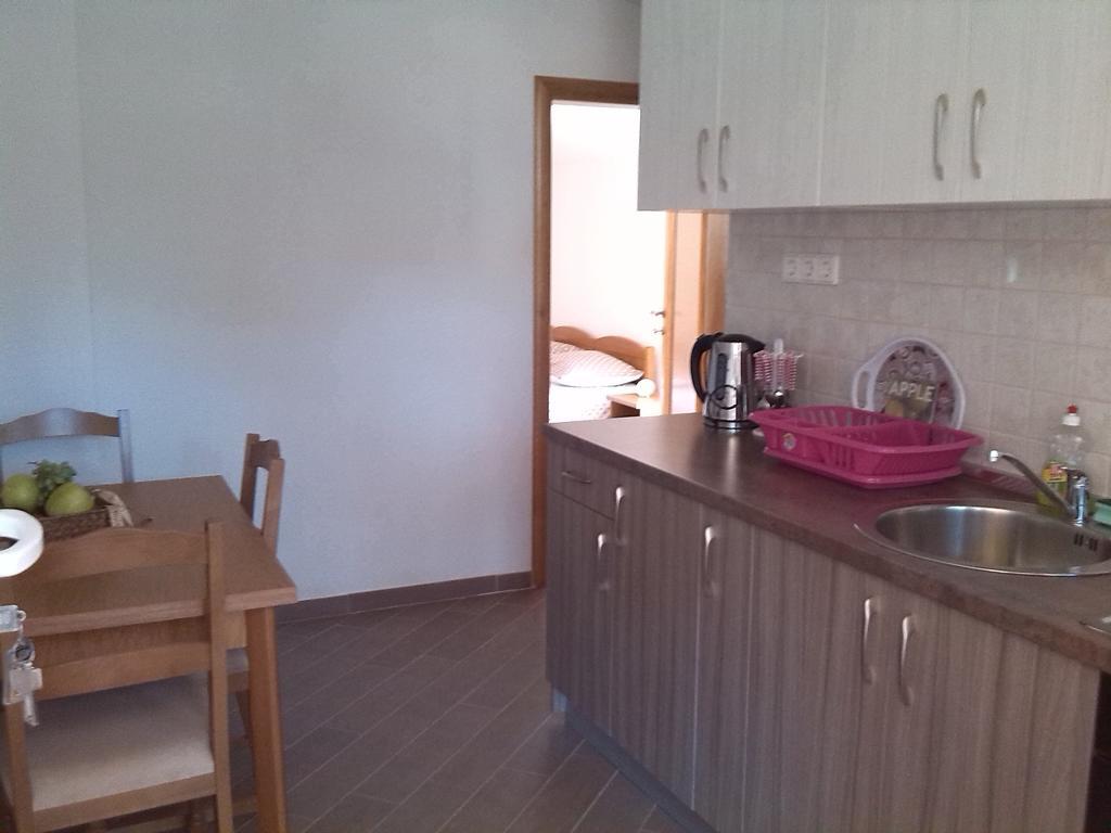Apartments Batarilo Gornji Karin Rum bild